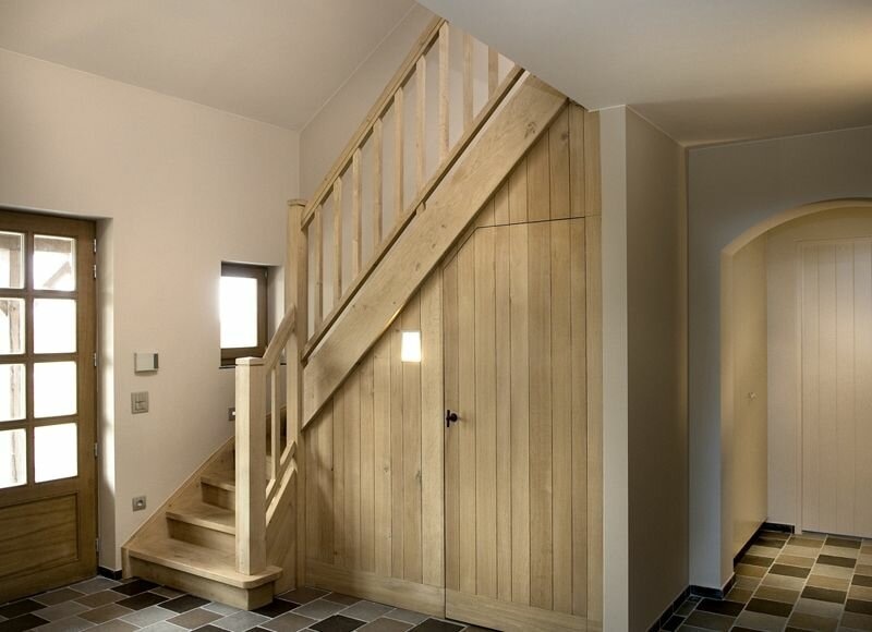 Используем пространство под лестницей на 100%: ТОП-7 идей для частного дома