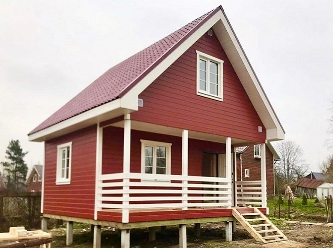 Проект компактного дачного дома с мансардой: 63 метра для загородного отдыха